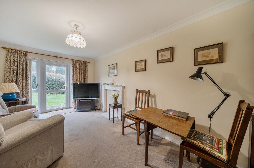 Property photo 2 of 13 1415978-18-698Efa...