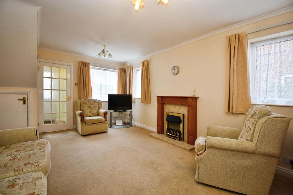 Property photo 2 of 12 Lounge