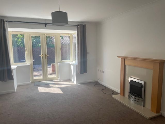 Property photo 3 of 11 Living Room