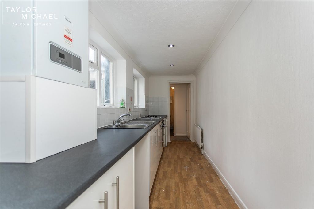 Property photo 1 of 11 Kitchen
