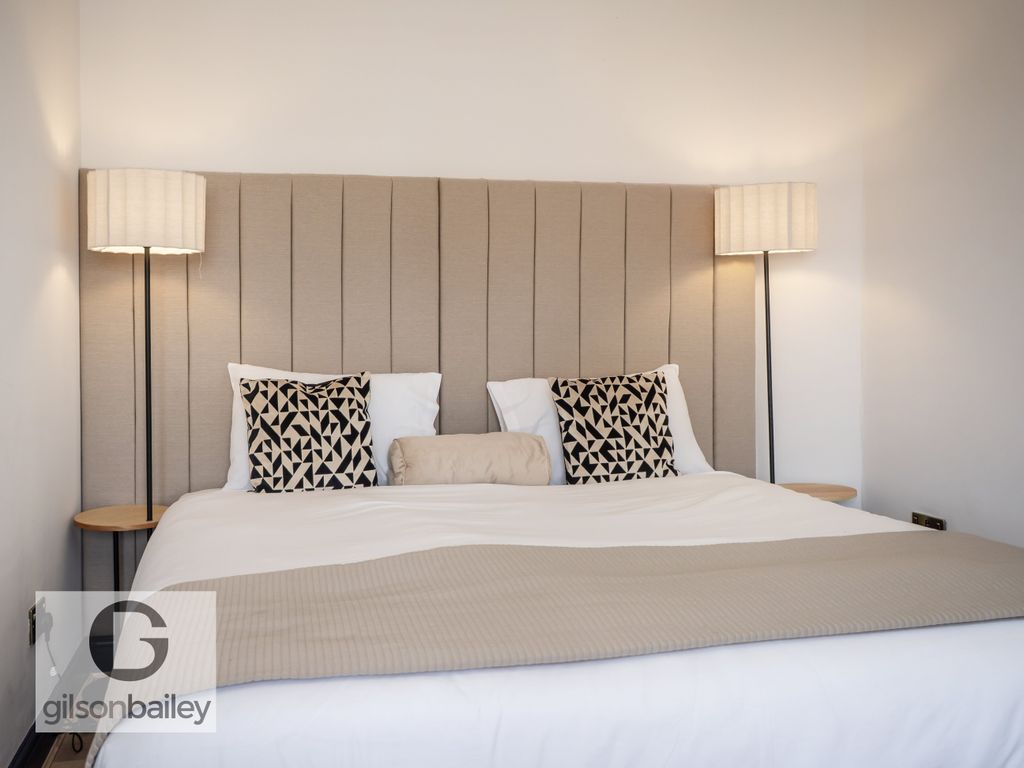 Property photo 3 of 11 1-Flat3 52Apowrd-3