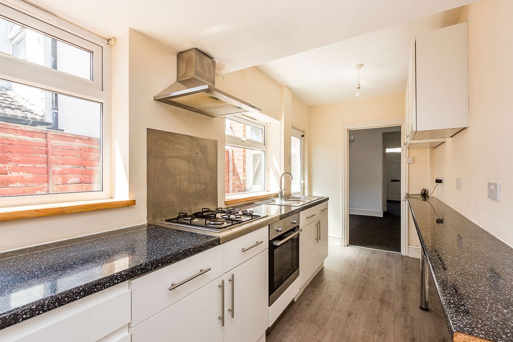 Property photo 2 of 10 Kitchen