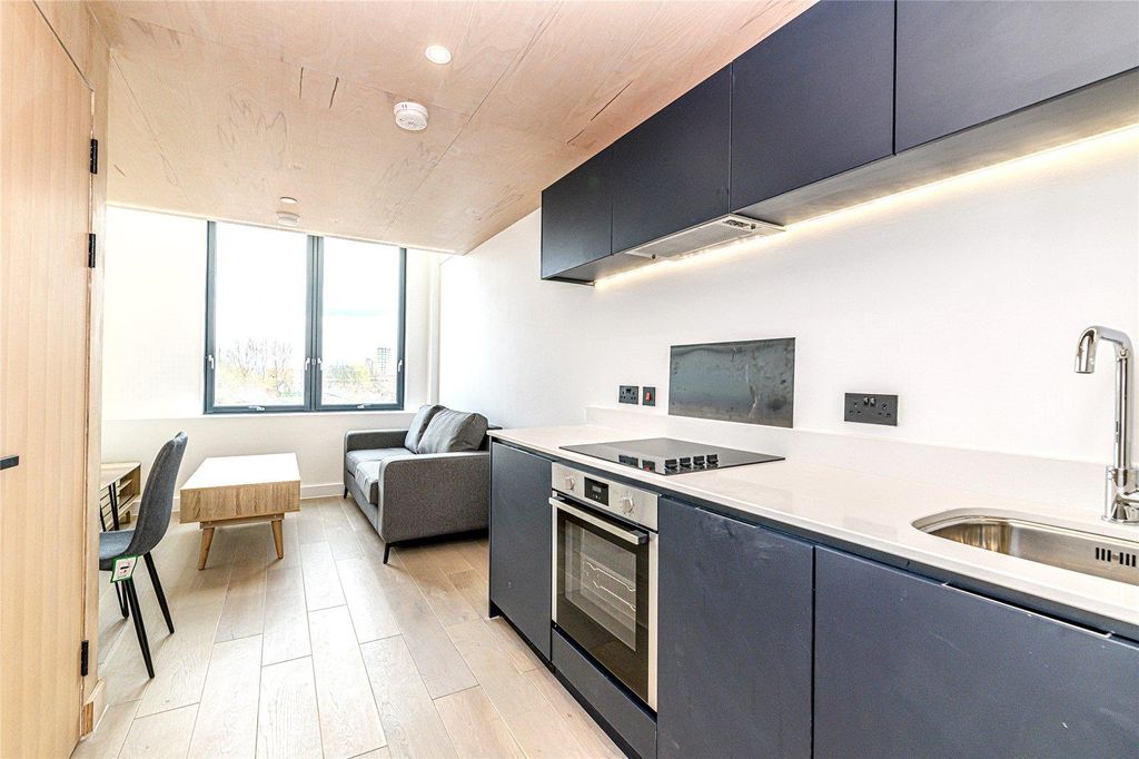 Property photo 3 of 7 Kitchen