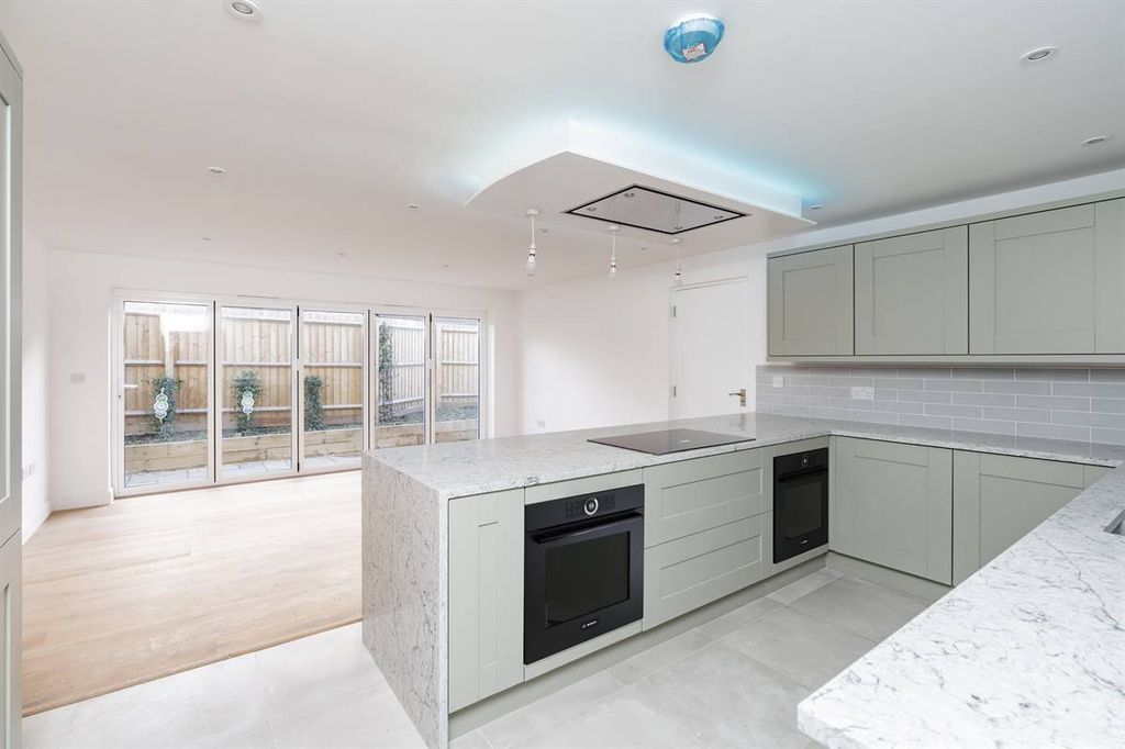 Property photo 2 of 28