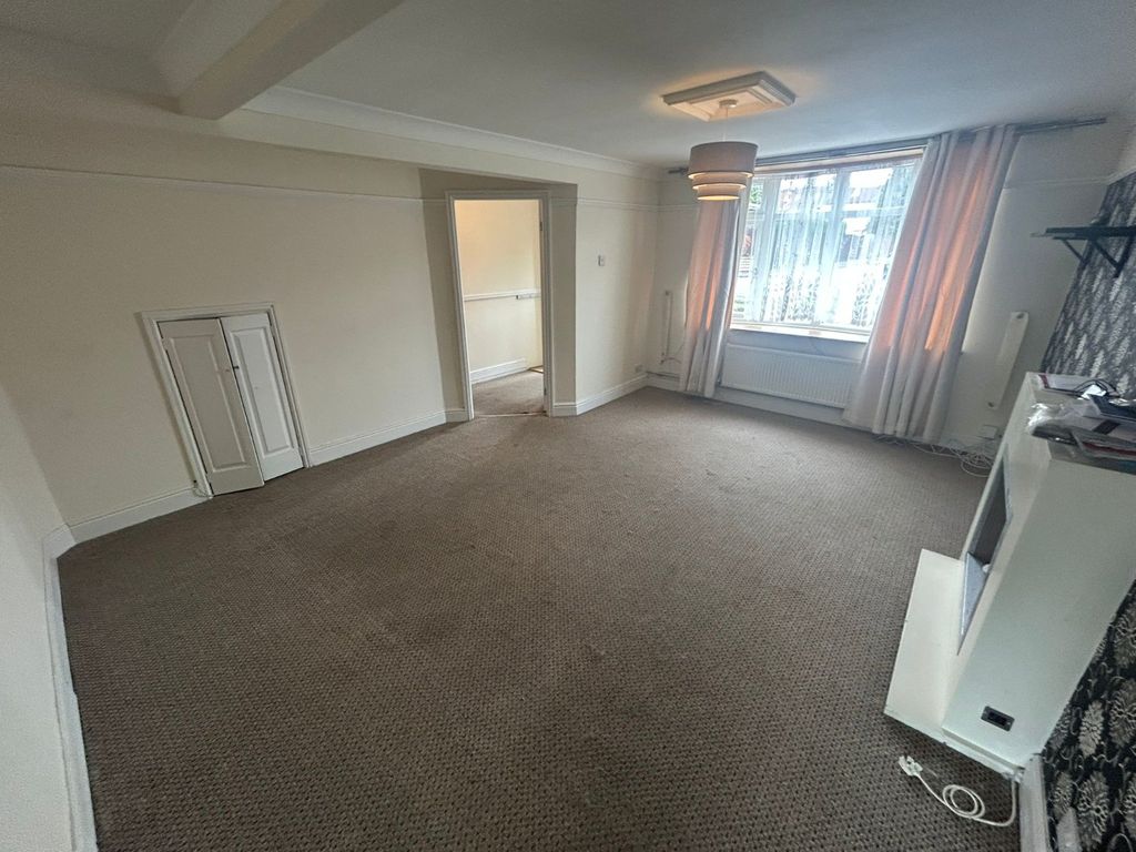 Property photo 2 of 16 Lounge
