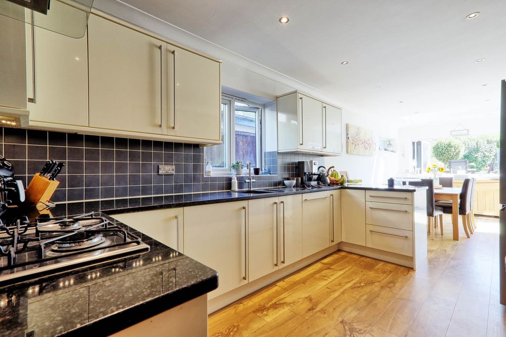 Property photo 3 of 25