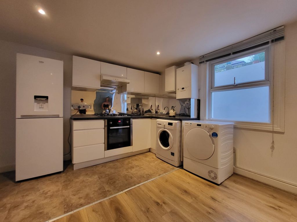 Property photo 1 of 11 2 Bed Flat To Rent Clapham Manor Street, London Sw4