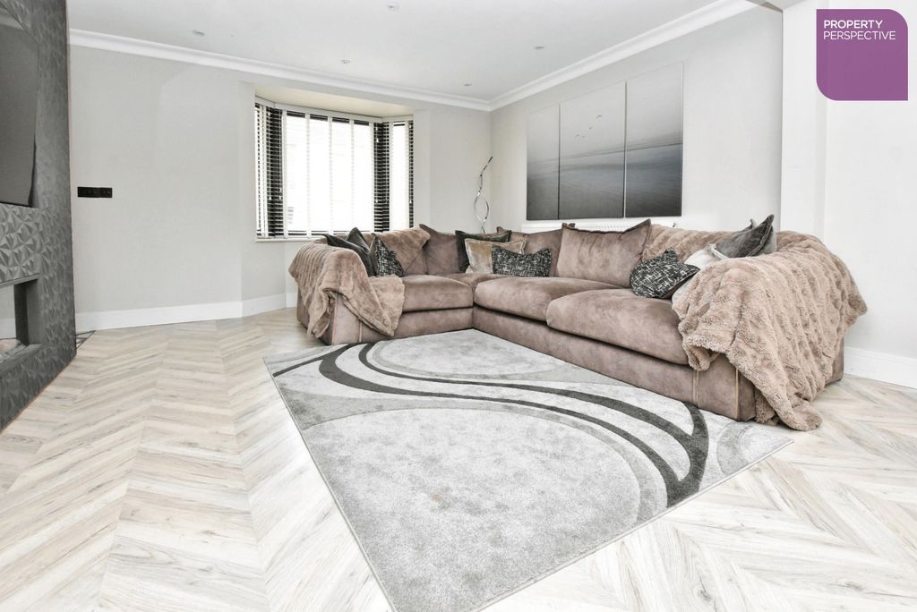 Property photo 2 of 17 Pbox-Img.Jpg