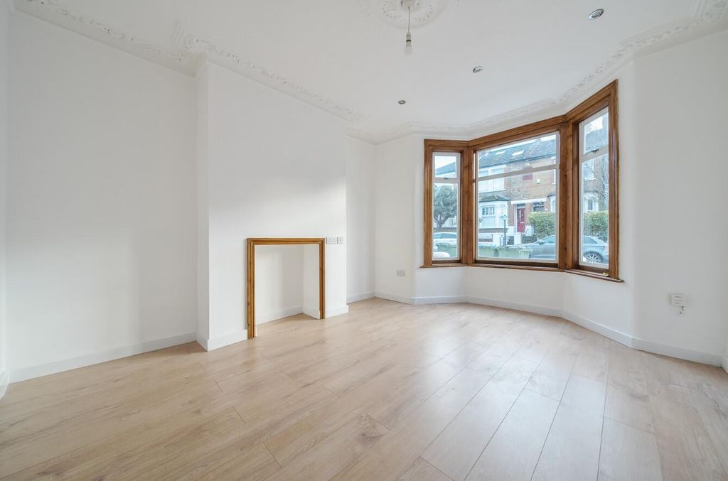 Property photo 2 of 23 1384715-11-6925d033Ba00d.Jpg