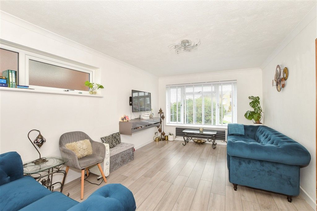 Property photo 3 of 18 Lounge