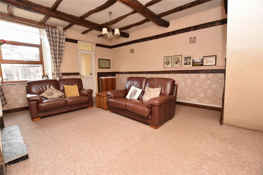 Property photo 3 of 24 Lounge