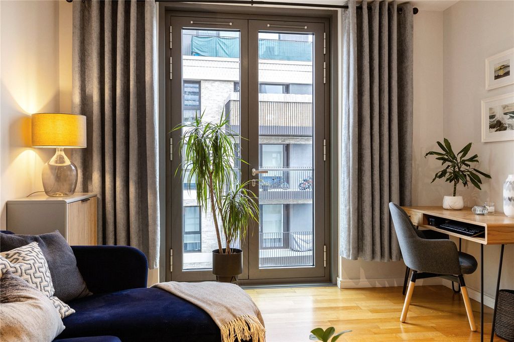 Property photo 3 of 17 Reception