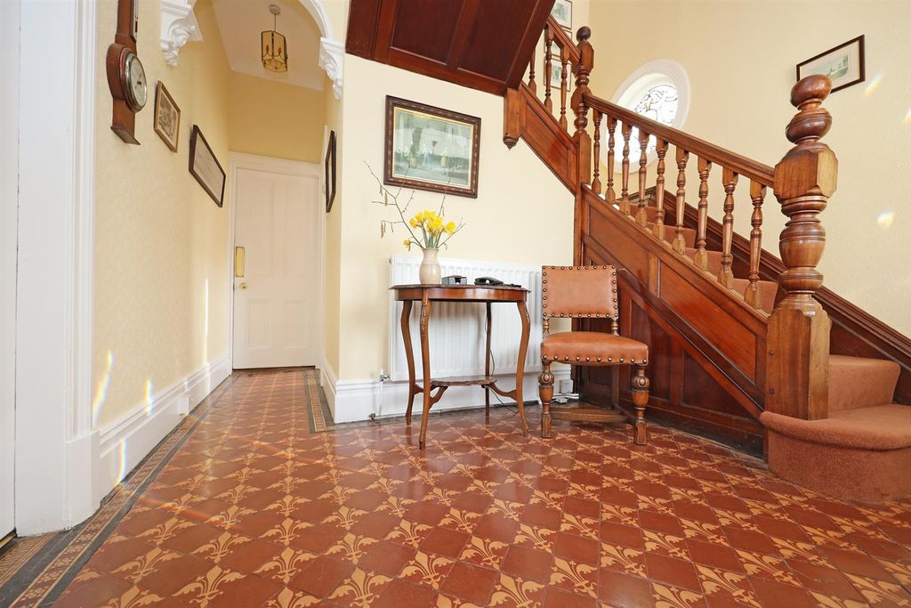 Property photo 3 of 28 Entrance Hall