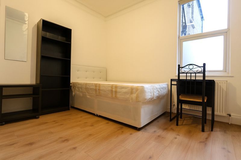 Property photo 1 of 8 Photo 5