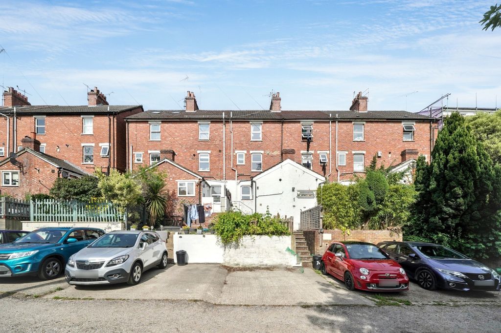 Property photo 1 of 15 9B Farningham Road, Caterham, Cr3 6Ll