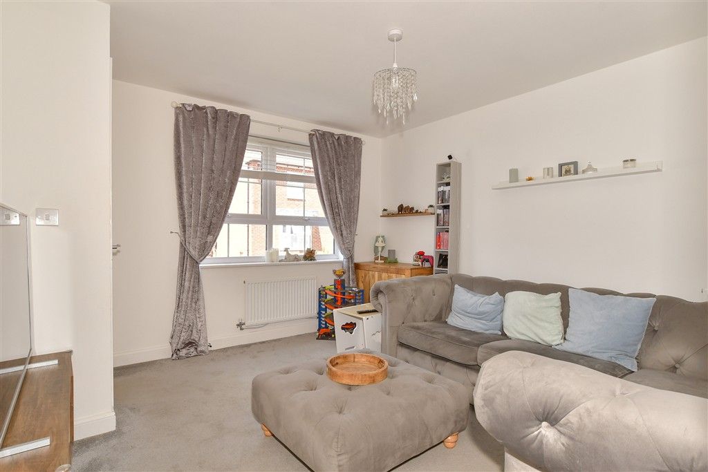 Property photo 2 of 8 Lounge