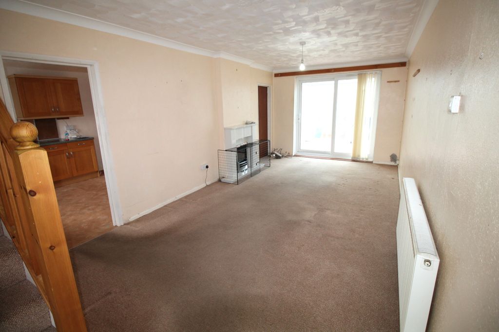 Property photo 3 of 18 Lounge