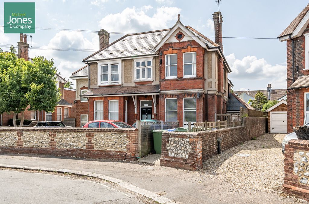 Property photo 1 of 7 External