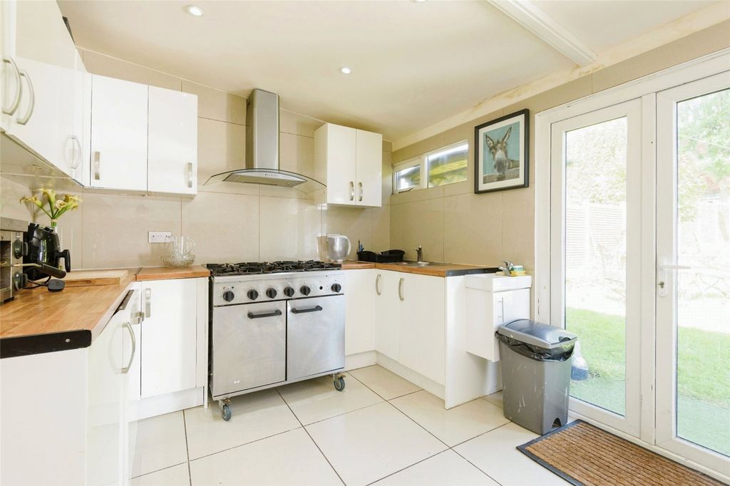 Property photo 2 of 25 Kitchen