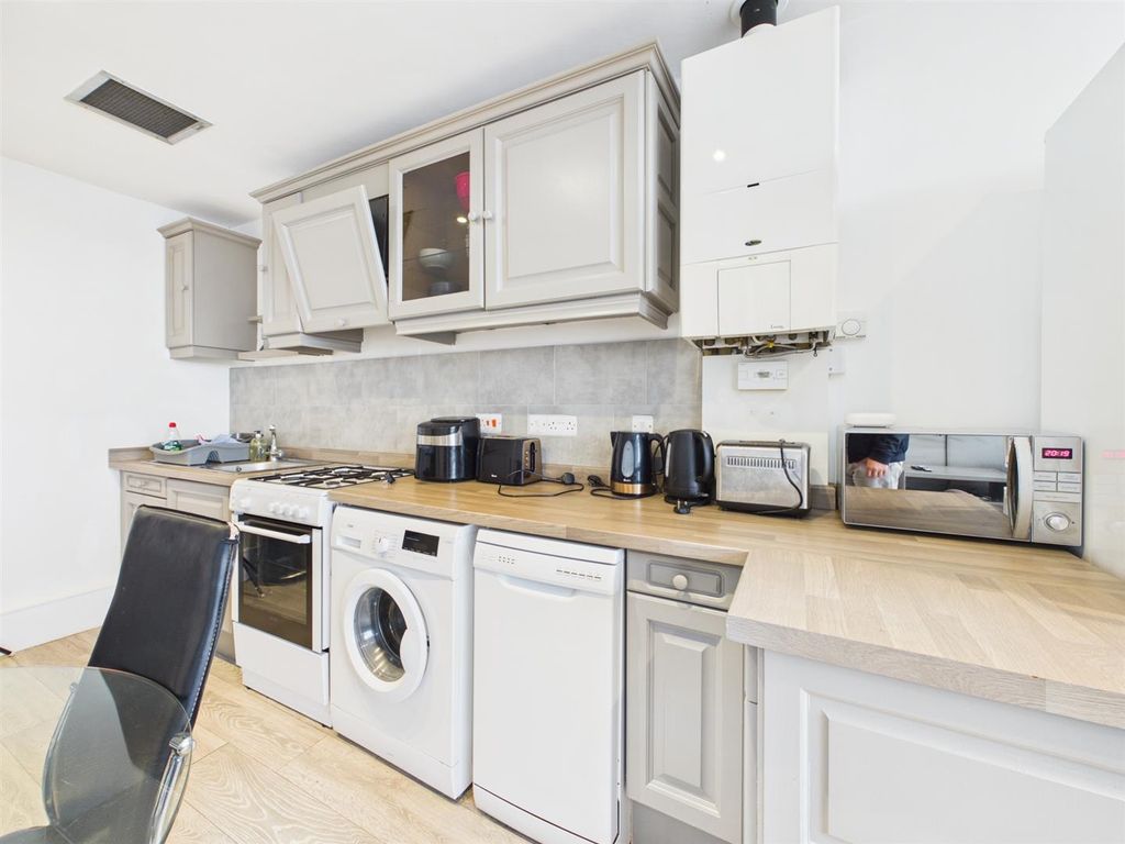 Property photo 3 of 8 Kitchen