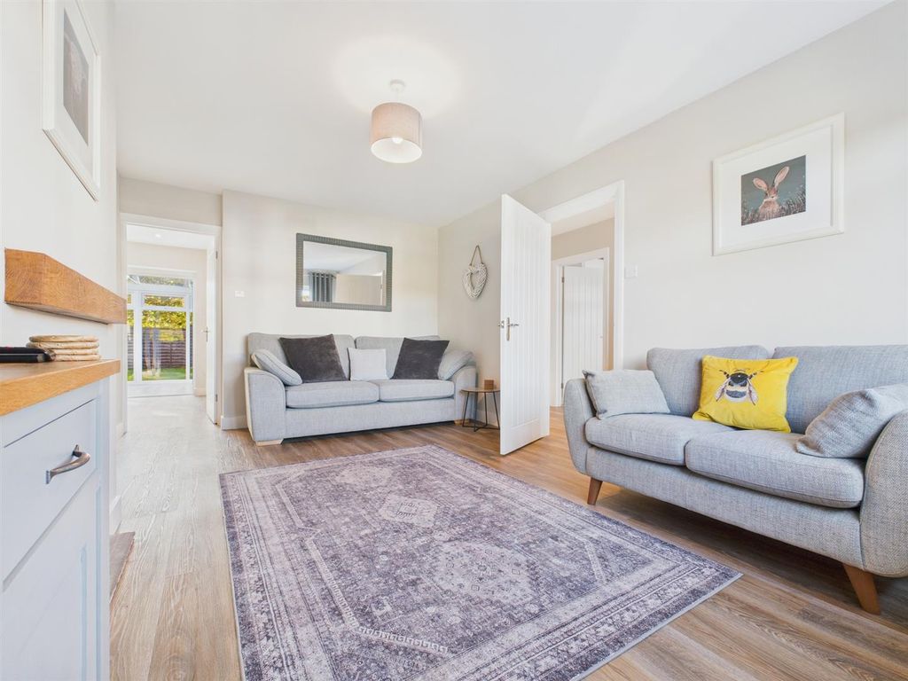 Property photo 3 of 16 Lounge