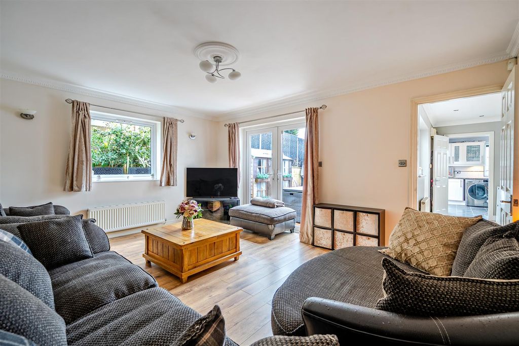 Property photo 3 of 17 Lounge