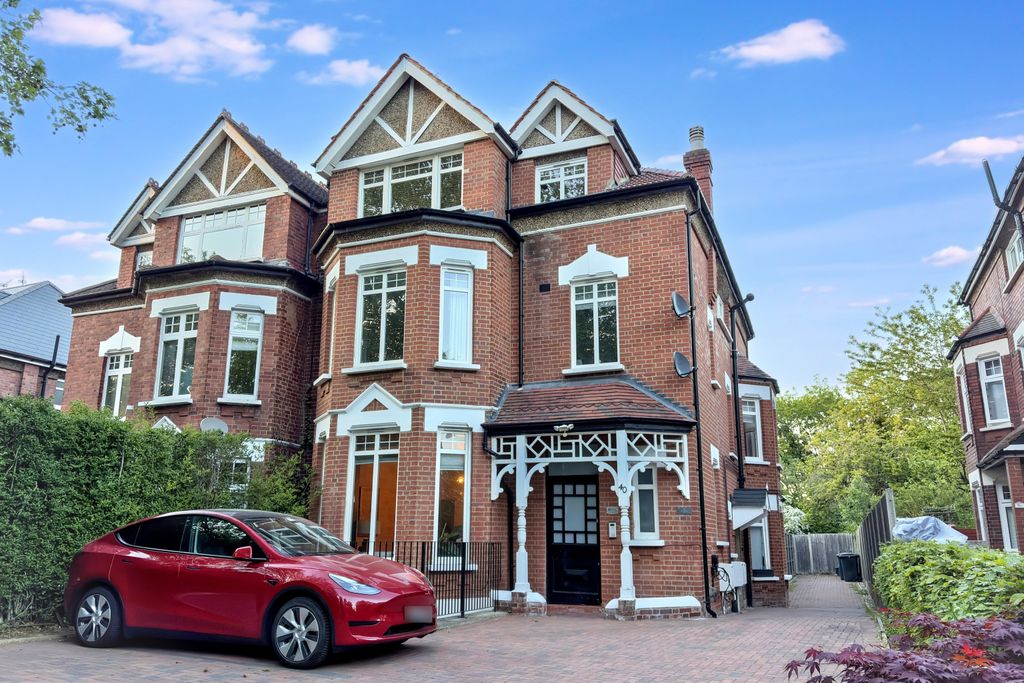 Property photo 1 of 15 Flat D, 40 Great North Road, Highgate, London, N6 4Lu