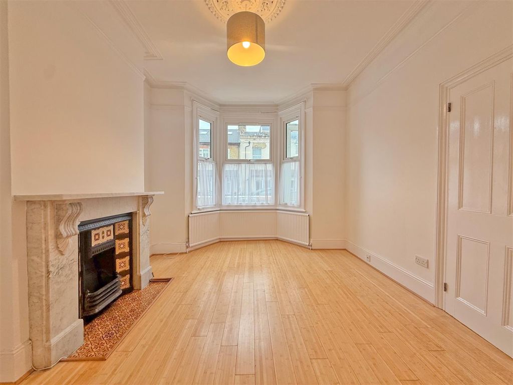 Property photo 1 of 19 Through Lounge