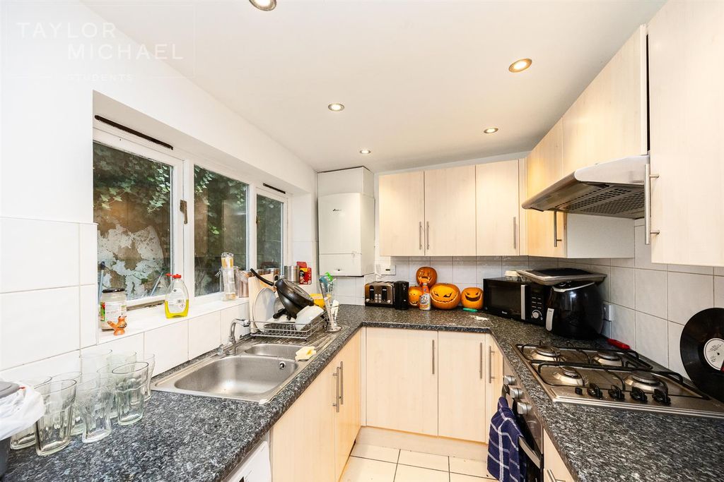 Property photo 1 of 10 Kitchen