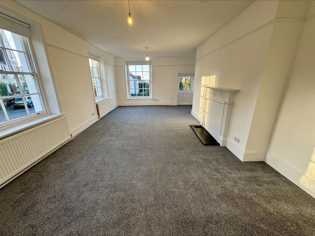 Property photo 2 of 25 Lounge