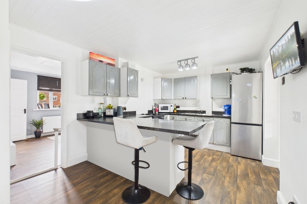 Property photo 3 of 19 Kitchen