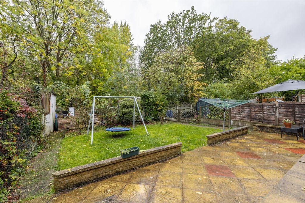 Property photo 3 of 21 Cavendish Road, E4