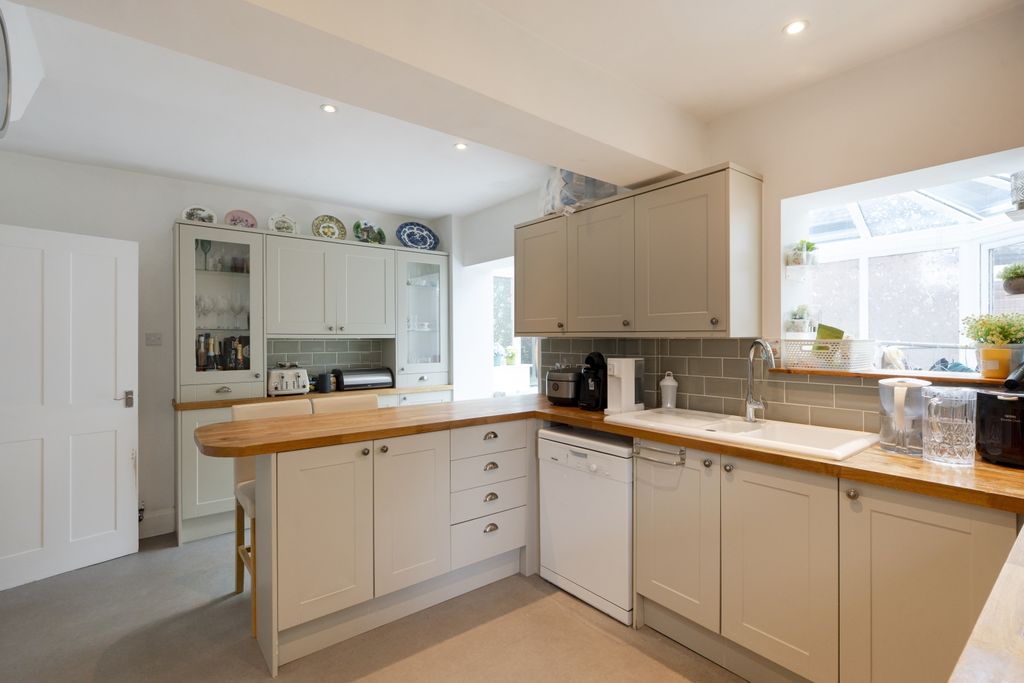 Property photo 3 of 16 Kitchen