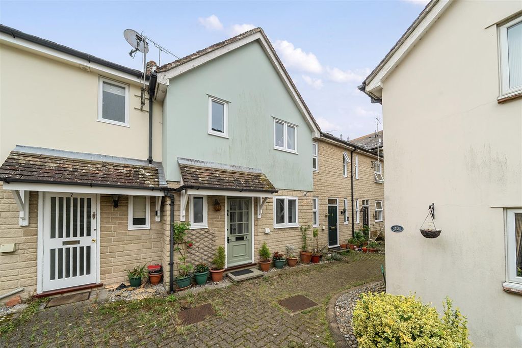 Property photo 1 of 11 8 Wessex Court