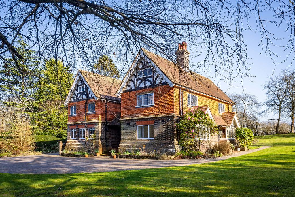 Property photo 2 of 34 House. Partnership