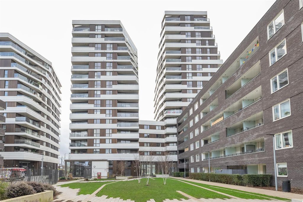 Property photo 3 of 18 Beck Square, E10