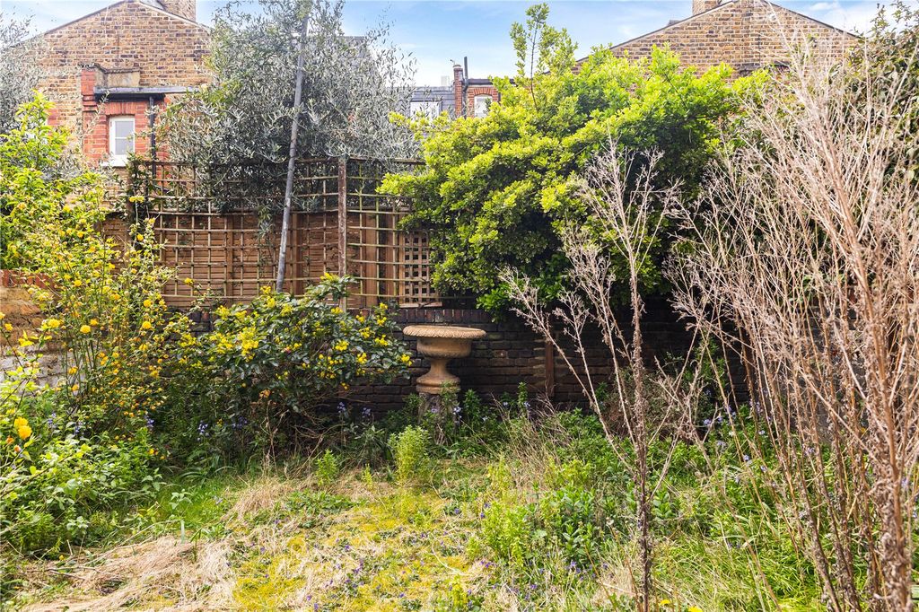 Property photo 3 of 10 Garden