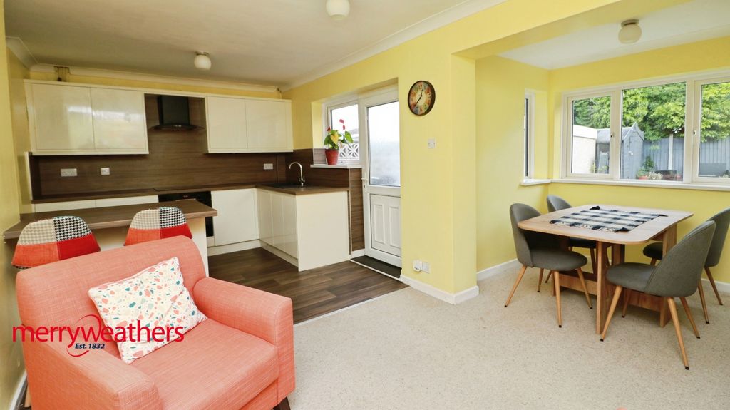Property photo 2 of 20 Dining Kitchen