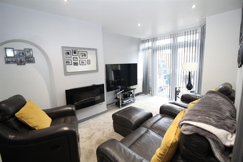 Property photo 2 of 11 Lounge
