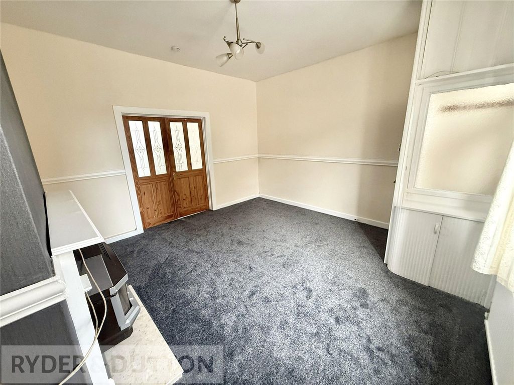 Property photo 3 of 16 Lounge