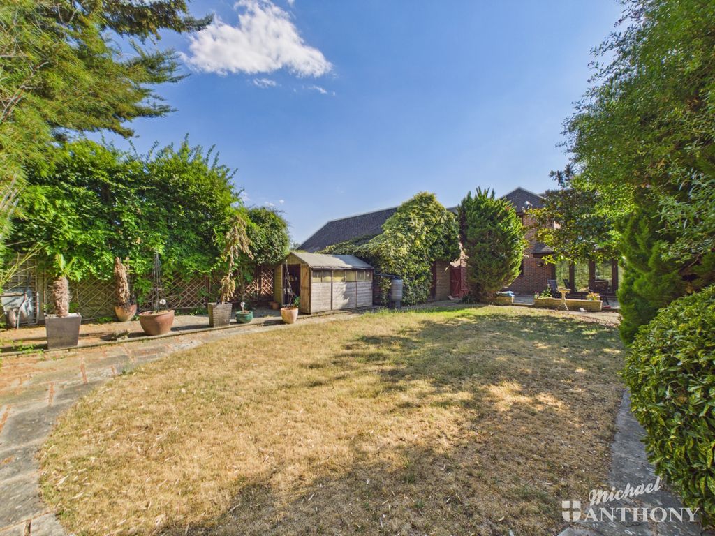 Property photo 3 of 17 Cam03218G0-Pr1136-Still018