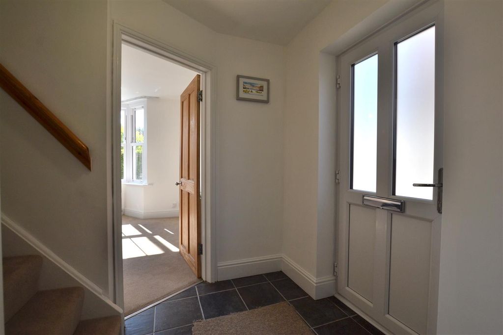 Property photo 3 of 19 Entrance Hall.Jpg
