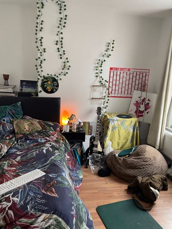 Property photo 2 of 9 A Cozy Double Bedroom With Vibrant Decor And A Rel...