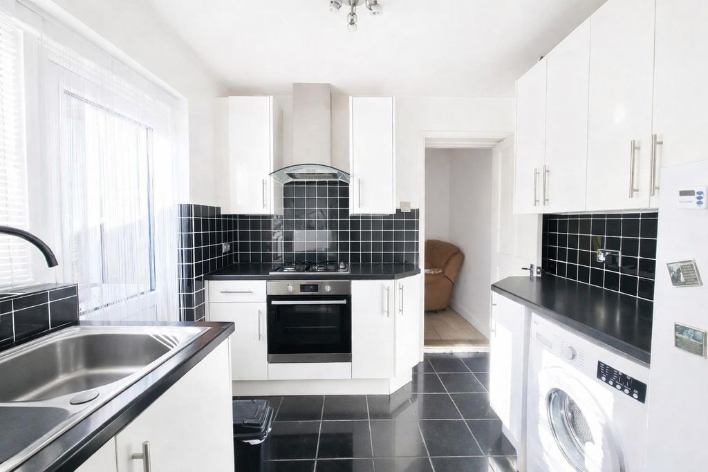 Property photo 2 of 9 Kitchen