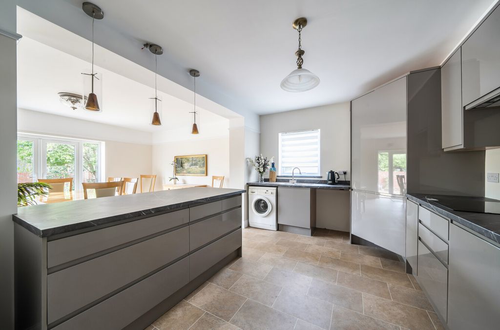Property photo 3 of 17 1454656-11-69Fb8B...