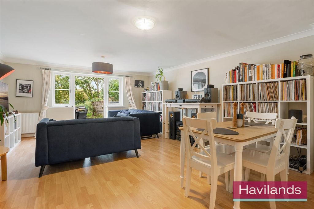 Property photo 2 of 22 Lockyer Mews-4.Jpg