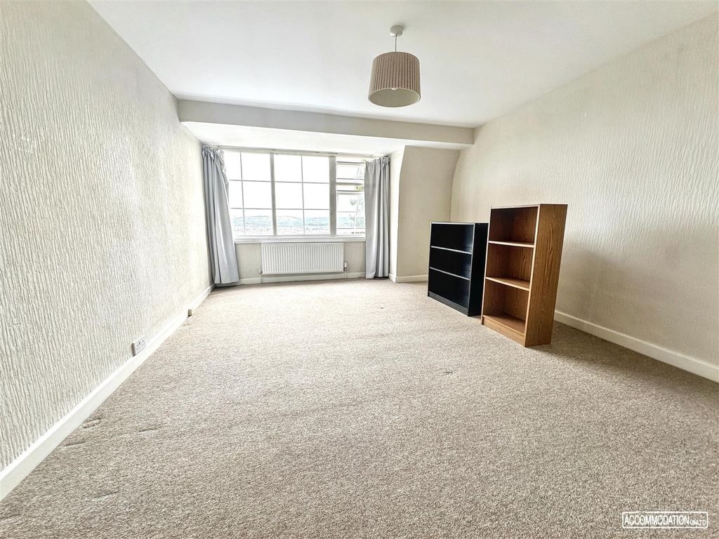 Property photo 2 of 10 Bright, Spacious Room With Large Windows....