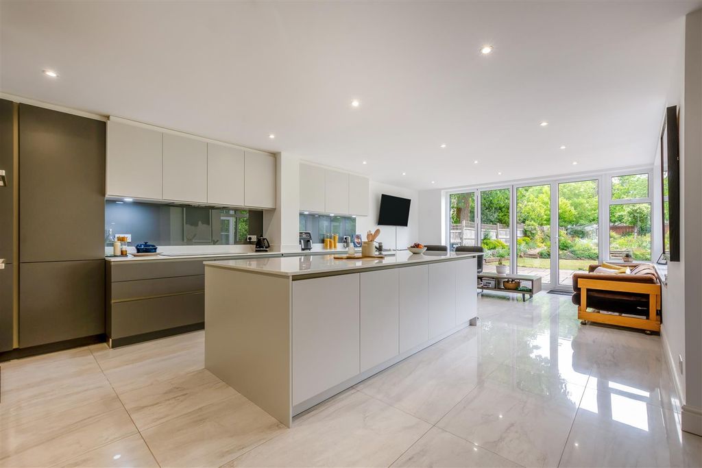 Property photo 2 of 22 Kitchen/Breakfast Room