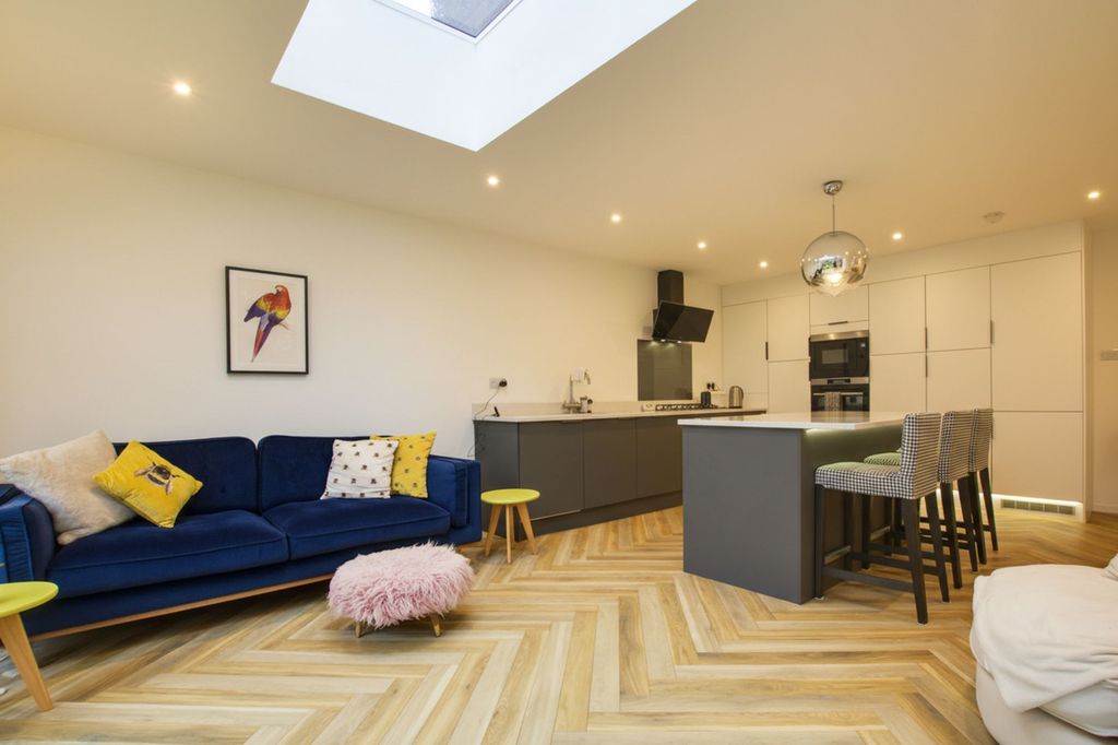 Property photo 2 of 32