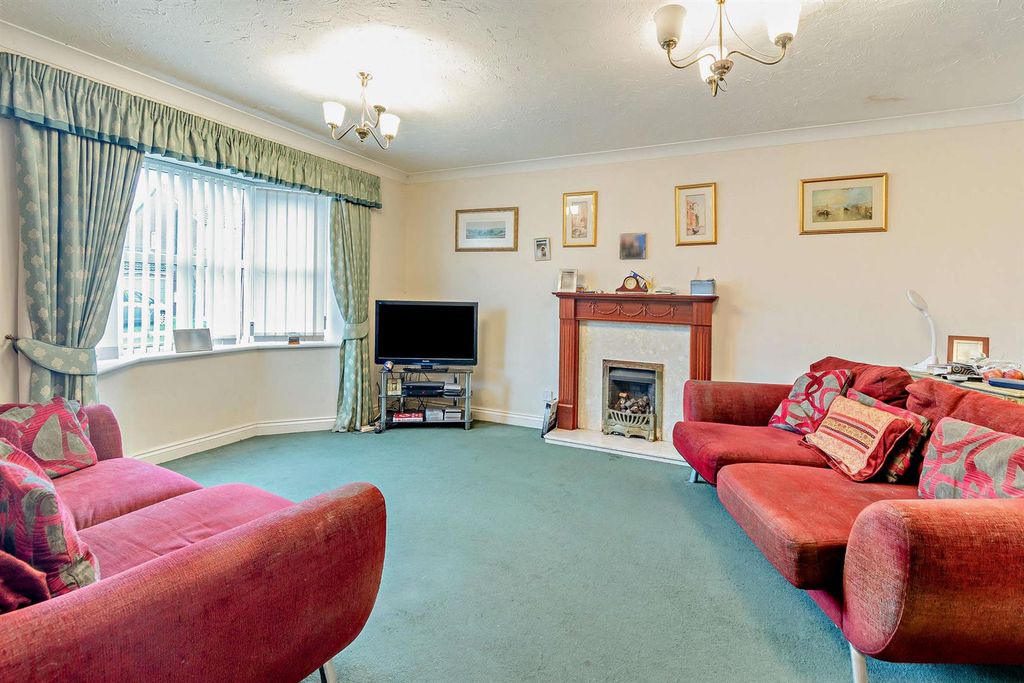 Property photo 2 of 11 8669276-Interior16-800.Jpg